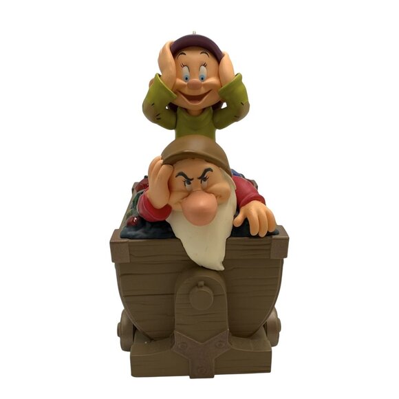 2018 Hallmark Disney Snow White Seven Dwarfs "Off We Go" Magic Ornament WORKS! - Picture 2 of 6